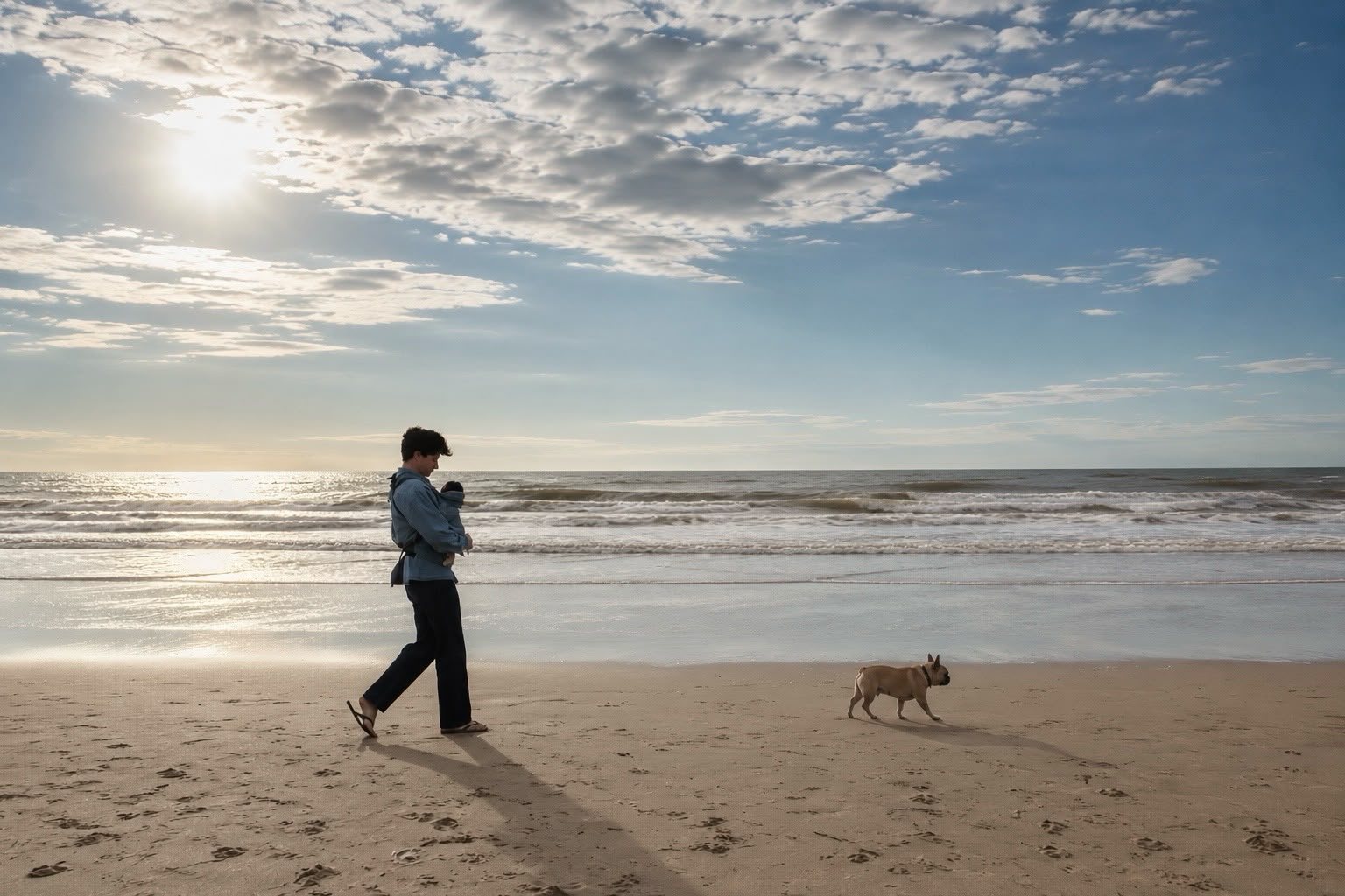 Maximilians man Hans met hun zoon Florian en Franse Bulldog Annabelle op het strand